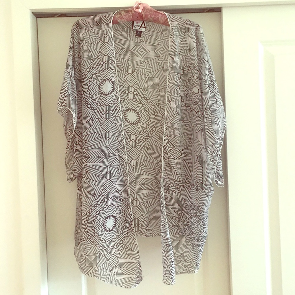 Sheer geometric shape kimono